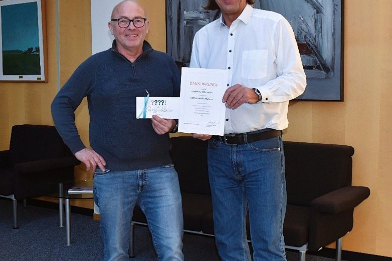 Armin Winkler zusammen mit Bürgermeister Michael Schmidt bei der Ehrung