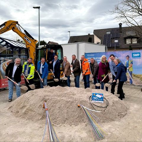 Gemeinsamer Spatenstich zum Glasfaserausbau in Neulingen