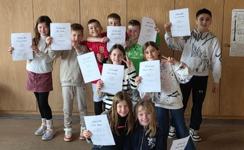 10 Kinder haben ihre Streitschlichter Ausbildung voller Stolz bestanden.