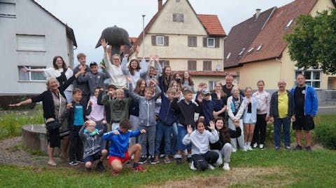 Zahlreiche Jugendliche aus Neulingen mit ihren Betreuern