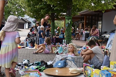 Start mit dem alljährlichen Flohmarkt vor der Gräfin-Rhena-Halle
