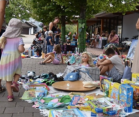 Start mit dem alljährlichen Flohmarkt vor der Gräfin-Rhena-Halle
