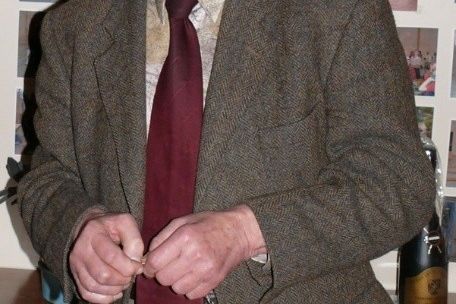 Rektor i.R. Herwarth bei der Verabschiedung mit dem Neulinger Wappen aus Glas in der Hand