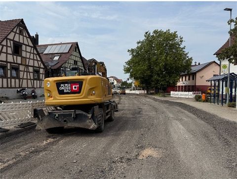 Baugeräte, Bagger und Bauarbeiter im Einsatz