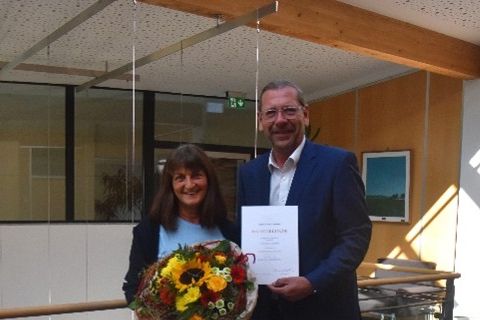 Herzlichen Glückwunsch an Frau Hinderer wünscht Bürgermeister Michael Schmidt