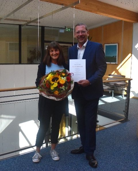 Herzlichen Glückwunsch an Frau Hinderer wünscht Bürgermeister Michael Schmidt