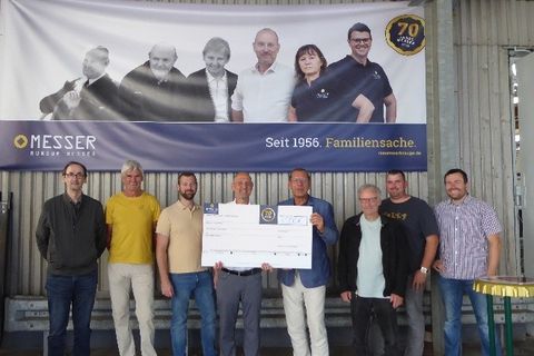 Übergabe des Spendenschecks an die Gemeinde Neulingen