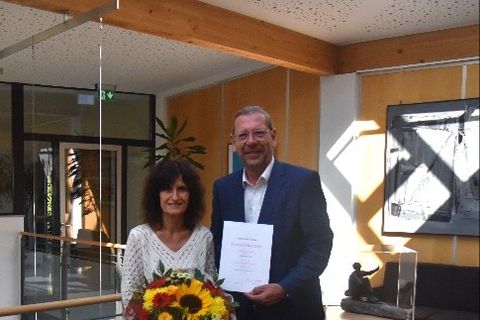 Herzlichen Glückwunsch an Monika Siegl wünscht Bürgermeister Michael Schmidt