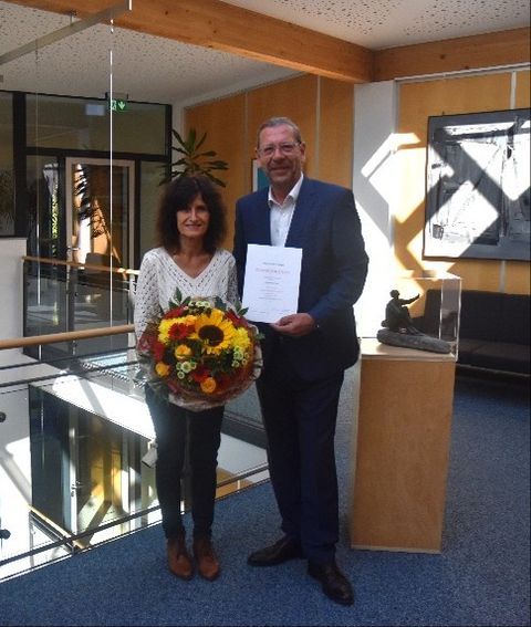 Herzlichen Glückwunsch an Monika Siegl wünscht Bürgermeister Michael Schmidt
