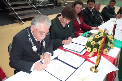 Unterzeichnung der Partnerschaftsurkunde