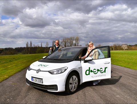 Bürgermeister Michael Schmidt und Nadine Hölzgen nutzen das E-Carsharing Fahrzeug für eine Geschäftsfahrt