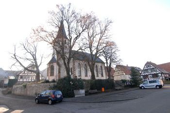 Foto: Schott:  Der Vorplatz vor der evangelischen Kirche in Nußbaum soll im Rahmen der Ortskernsanierung neu gestaltet werden.