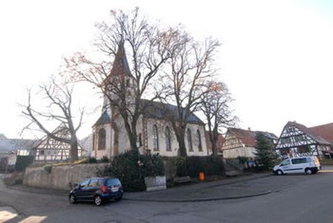Foto: Schott:  Der Vorplatz vor der evangelischen Kirche in Nußbaum soll im Rahmen der Ortskernsanierung neu gestaltet werden.