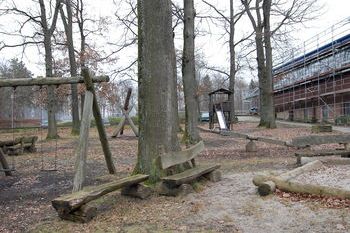 Bild: Schott: Der rustikale Spielplatz im hohen Eichenwald bei der Büchighalle wird mit drei neuen Spielgeräten im Frühjahr wieder Abenteuer möglich machen.