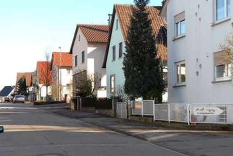 Foto: Schott: Im Zuge der Erweiterung des Sanierungsgebietes „Ortskern II Göbrichen“ wird der südliche Gehweg an der Gartenstraße grundlegend saniert.