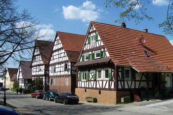 In Neulingen prägen viele Fachwerkbauten, wie hier an der Hauptstraße in Göbrichen, das Ortsbild. Wer altes Fachwerk freilegt, kann von der Gemeinde einen Zuschuss bekommen.