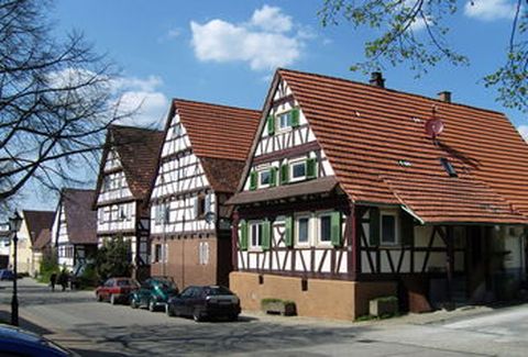 In Neulingen prägen viele Fachwerkbauten, wie hier an der Hauptstraße in Göbrichen, das Ortsbild. Wer altes Fachwerk freilegt, kann von der Gemeinde einen Zuschuss bekommen.