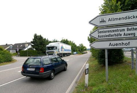 Eine Laermschutzmaßnahme im Boeschungsbereich (hinter dem LKW) ist in der Diskussion.