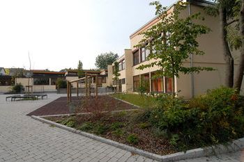 Neulingen investierte 2007 fast 1,6 Millionen Euro in Bauvorhaben. Darunter war auch die Sanierung der Astrid-Lindgren-Schule in Nußbaum und die Neugestaltung des Pausenhofes mit einem stufenfreien Zugang zu der Weiherhalle.
