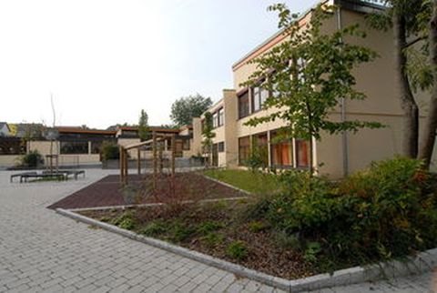 Neulingen investierte 2007 fast 1,6 Millionen Euro in Bauvorhaben. Darunter war auch die Sanierung der Astrid-Lindgren-Schule in Nußbaum und die Neugestaltung des Pausenhofes mit einem stufenfreien Zugang zu der Weiherhalle.