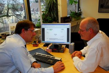 Bild: Ein Blick auf den Bildschirm eröffnet das kommunalpolitische Geschehen in Neulingen. Bürgermeister Michael Schmidt und Kämmerer Dieter Regelmann sehen das neue Nachschlagesystem als ein hervorragendes Instrument für die Information des Bürgers an.