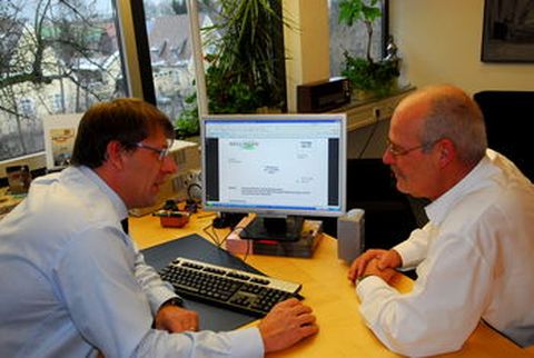 Bild: Ein Blick auf den Bildschirm eröffnet das kommunalpolitische Geschehen in Neulingen. Bürgermeister Michael Schmidt und Kämmerer Dieter Regelmann sehen das neue Nachschlagesystem als ein hervorragendes Instrument für die Information des Bürgers an.