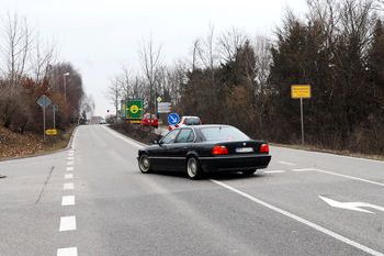 Jetzt geht es am Ortseingang von Bauschlott noch links ab zum Einkaufszentrum. Vielleicht in zwei Jahren wird hier rechts der B 294 ein Nahversorgungszentrum entstehen. Dann geht es über einen Verkehrskreisel zum Einkaufen nach Osten ab.