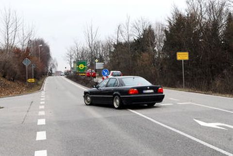 Jetzt geht es am Ortseingang von Bauschlott noch links ab zum Einkaufszentrum. Vielleicht in zwei Jahren wird hier rechts der B 294 ein Nahversorgungszentrum entstehen. Dann geht es über einen Verkehrskreisel zum Einkaufen nach Osten ab.