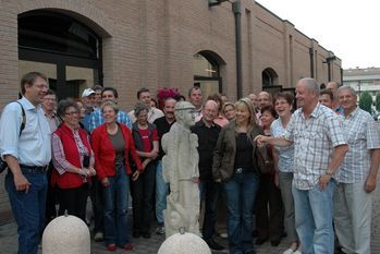 Die Neulinger Besuchergruppe bei der Skulptur „Freundschaft“ im Hof des Centro Sociale in Rubiera. Links BM Michael Schmidt, rechts Heinrich Furrer