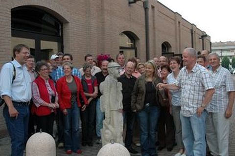 Die Neulinger Besuchergruppe bei der Skulptur „Freundschaft“ im Hof des Centro Sociale in Rubiera. Links BM Michael Schmidt, rechts Heinrich Furrer