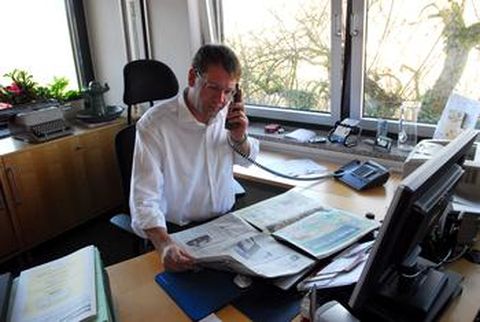 Bürgermeister Michael Schmidt beim Studium unerfreulicher Nachrichten aus dem Knittlinger Rathaus. 