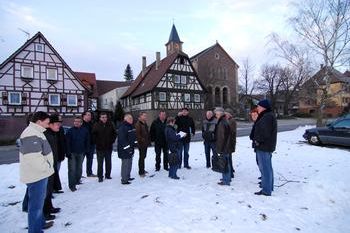 Gemeinderat am künftigen Standort des Denkmals