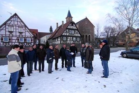 Gemeinderat am künftigen Standort des Denkmals