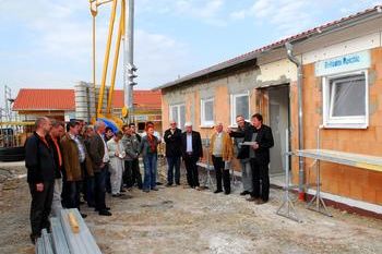 Architekt Joachim Theilmann (rechts) informierte den Gemeinderat über den Baufortschritt bei den ersten sechs Seniorenbungalows auf der Wohnanlage.