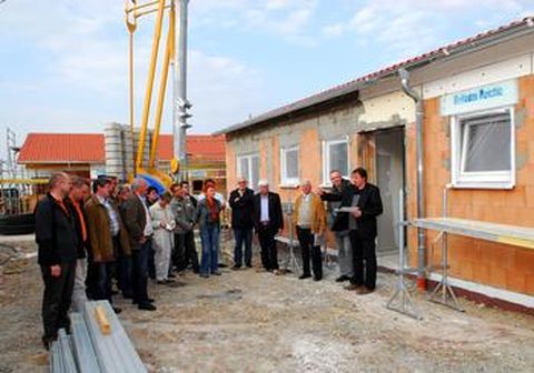 Architekt Joachim Theilmann (rechts) informierte den Gemeinderat über den Baufortschritt bei den ersten sechs Seniorenbungalows auf der Wohnanlage.