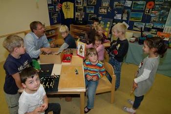 Bürgermeister Michael Schmidt im Gemeindekindergarten Sickenbrünnle im Ortsteil Bauschlott
