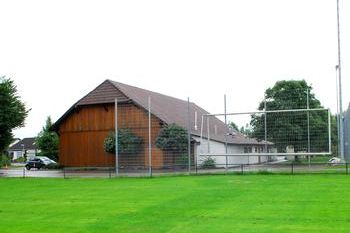 Die frühere Bauschlotter Dreschhalle wurde vor vielen Jahren Gemeindehalle. Jetzt steht ihre Standsicherheit auf dem Prüfstand und wird von der Gemeinde nicht mehr vermietet.
