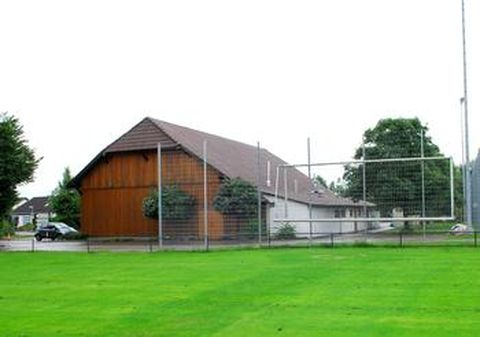 Die frühere Bauschlotter Dreschhalle wurde vor vielen Jahren Gemeindehalle. Jetzt steht ihre Standsicherheit auf dem Prüfstand und wird von der Gemeinde nicht mehr vermietet.