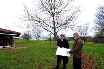 Bürgermeister Michael Schmidt (links) und Ortsbaumeister Ralf Kilgus stellen den favorisierten Standort für ein neues Neulinger Sportzentrum vor. Er liegt in der Bildmitte nördlich hinter dem Areal der Friedrich-Weinbrenner-Schule (links) in Bauschlott.