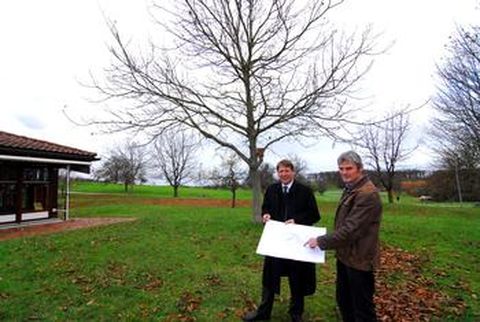 Bürgermeister Michael Schmidt (links) und Ortsbaumeister Ralf Kilgus stellen den favorisierten Standort für ein neues Neulinger Sportzentrum vor. Er liegt in der Bildmitte nördlich hinter dem Areal der Friedrich-Weinbrenner-Schule (links) in Bauschlott.