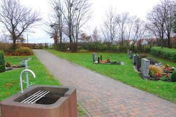 Auf dem Bauschlotter Friedhof könnte in der Rasenfläche rechts des Weges (im Hintergrund) mit einer von drei möglichen Baumbestattungs-Anlagen begonnen werden.
