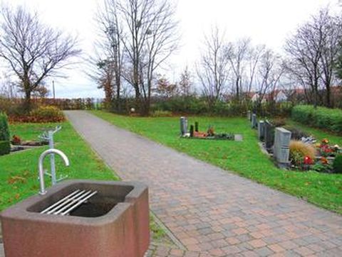 Auf dem Bauschlotter Friedhof könnte in der Rasenfläche rechts des Weges (im Hintergrund) mit einer von drei möglichen Baumbestattungs-Anlagen begonnen werden.