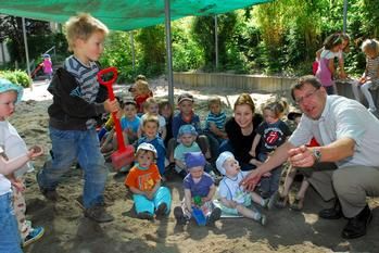 Ein vorbildliches Kinderbetreuungsangebot besteht in Neulingen. Bürgermeister Michael Schmidt beim Besuch des Kindergartens „Sickenbrünnle“ im Verwaltungszentrum Bauschlott. Der einjährige Björn (links neben ihm) ist das  jüngste Kindergartenkleinkind.