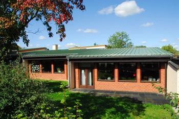Geeignete Dächer für Bürgersolaranlagen werden in Neulingen gesucht. Die Dachlandschaften der Astrid-Lindgren-Schule in Nußbaum sind eine der Möglichkeiten.