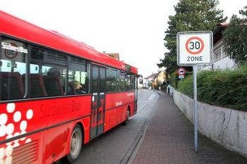 Einige Anlieger an der Bauschlotter Straße möchten es vor allem nachts ruhiger haben. Ein Nachtfahrverbot für den Linienbus war für den Rat keine tragbare Lösung. 30-km/h-Zone und Lastwagenverbot bestehen bereits.