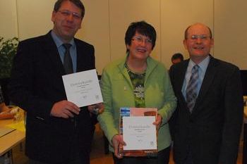 Bürgermeister Michael Schmidt (links) überreichte den Gemeinderatsmitgliedern Cornelia Luz und Karlheinz Elsäßer die Ehrennadel des Gemeindetages Baden-Württemberg.