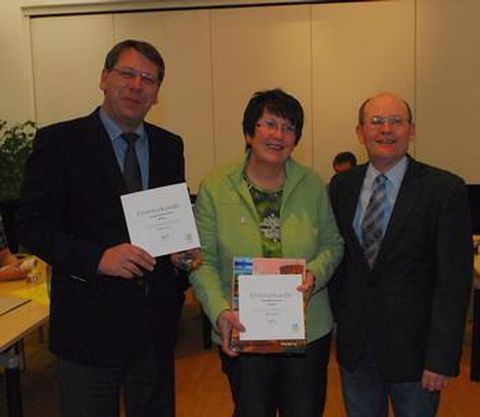 Bürgermeister Michael Schmidt (links) überreichte den Gemeinderatsmitgliedern Cornelia Luz und Karlheinz Elsäßer die Ehrennadel des Gemeindetages Baden-Württemberg.
