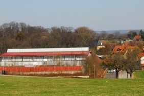 Zur künftigen Stromproduktion sehr gut geeignet ist das Dach der Gräfin-Rhena-Halle in Bauschlott, wo Neulinger Bürger in ihre Photovoltaikanlage investieren können. 