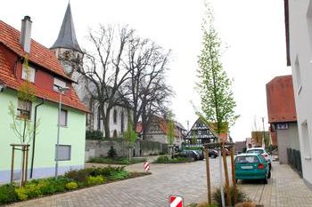 Die weitgehend abgeschlossene Ortskernsanierung Nußbaum wird von Bevölkerung und Gemeinderat als gelungen betrachtet. Im Bild ein Blick aus der Steiner Straße in Richtung Dorfplatz.