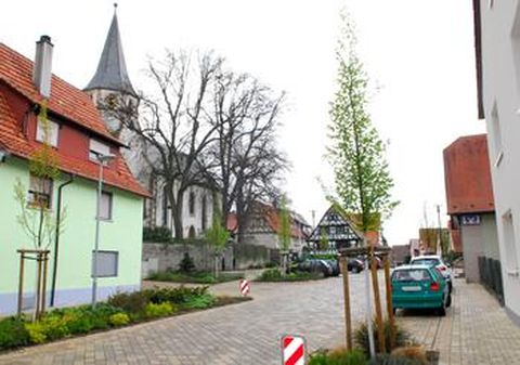 Die weitgehend abgeschlossene Ortskernsanierung Nußbaum wird von Bevölkerung und Gemeinderat als gelungen betrachtet. Im Bild ein Blick aus der Steiner Straße in Richtung Dorfplatz.
